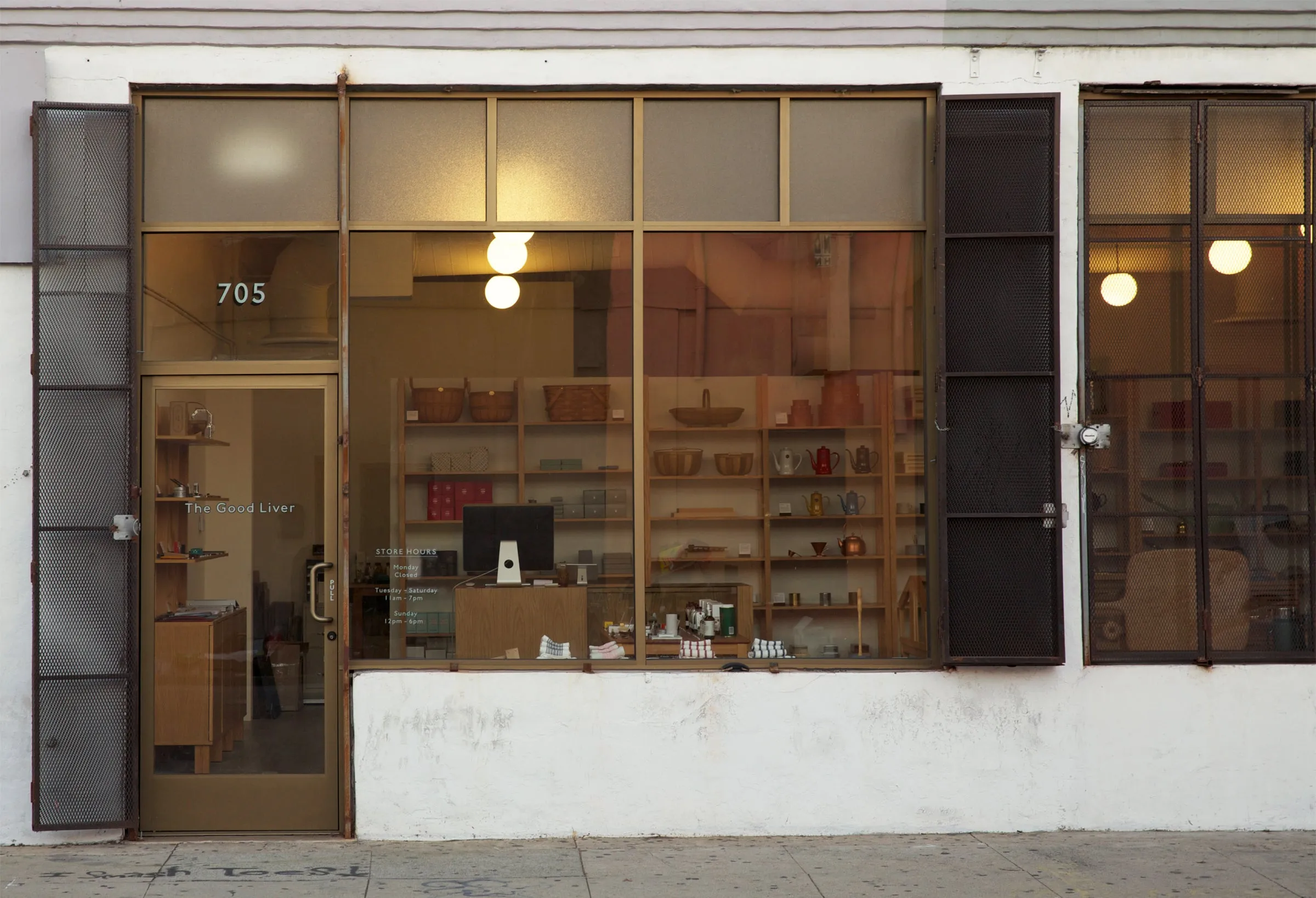 Shopify’ın Satıcı Profilinde Fotoğraflanan The Good Liver’ın Los Angeles Mağaza Cephesi, Fiziksel Perakende Ortamını Gösteriyor; Tek Şirketin Anlatısı, Ücretli Reklamdan Kaçınmanın Evrensel Getirisini Ortaya Koymuyor.