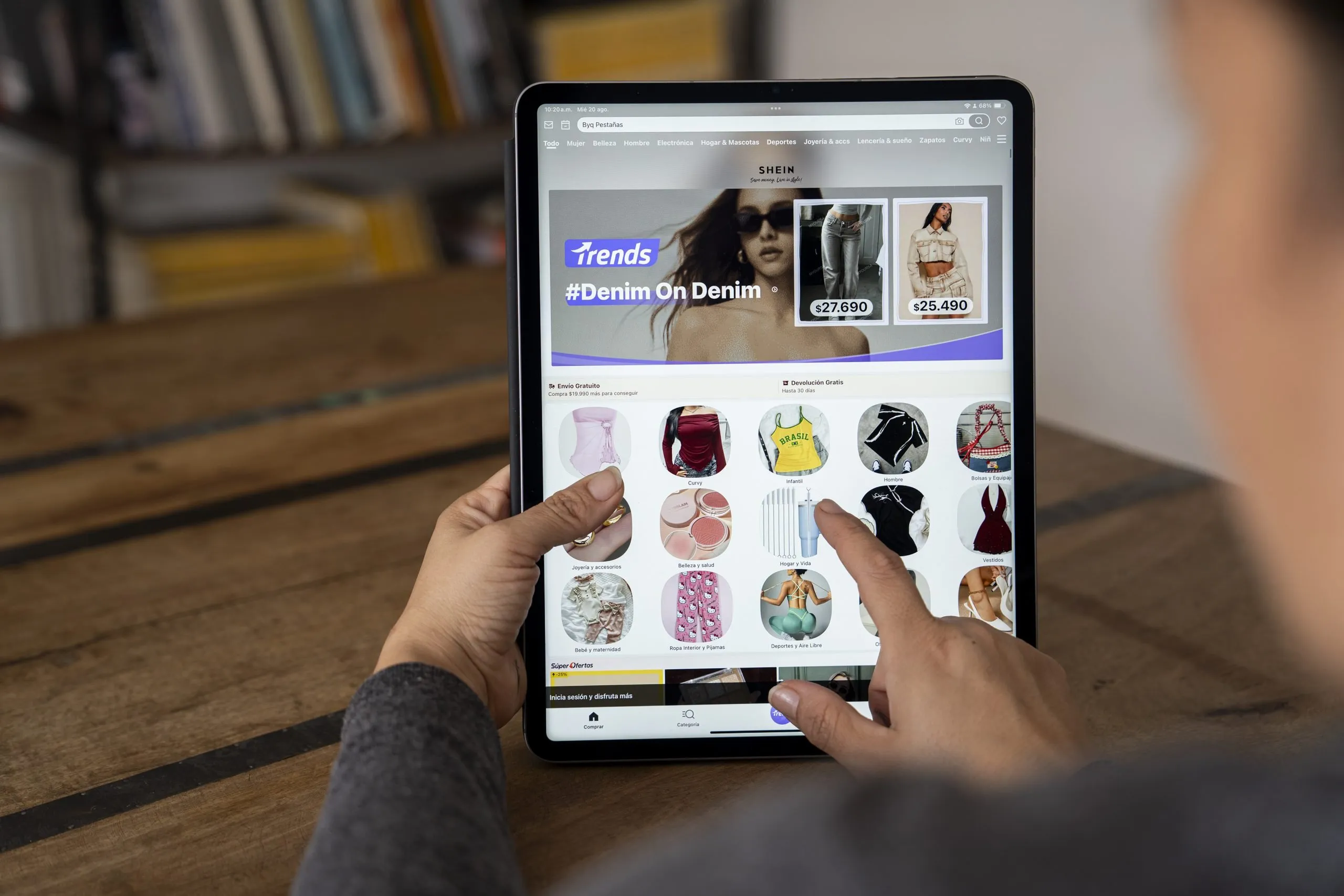 Bloomberg’in Arşiv Fotoğrafı, 2025’Te Şili’nin Santiago Kentinde Bir Tablette Shein Uygulamasını Gösteriyor; Meksika’da Teslimatların Durmasını Değil, Perakendeciyi Örnekliyor.
